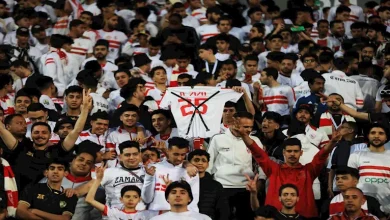صورة رسائل ساخرة.. قميص زيزو يظهر في مدرجات الزمالك (صور)