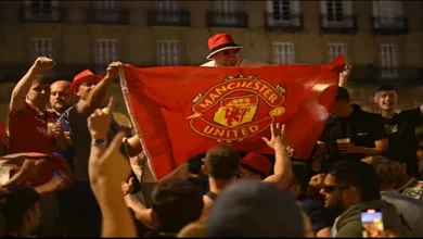 صورة بين الخصوم والمشجعين.. رحلة اسم نادي مان يونايتد من التسعينات