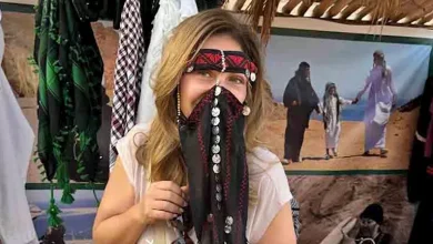 صورة ترتدي “البرقع” البدوي وتداعب الجمل.. ليلى علوي تنشر صورًا من رحلتها إل