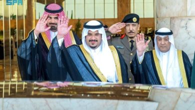 صورة ملك البحرين يصل الرياض وفي مقدمة مستقبليه نائب أمير المنطقة  أخبار السعودية
