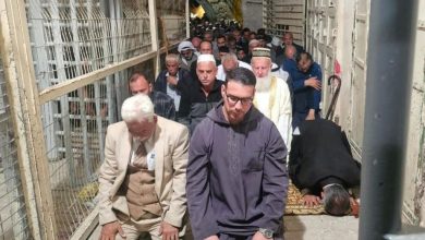 صورة الاحتلال يمنع المواطنين من أداء صلاة الفجر في الحرم الإبراهيمي