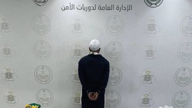 صورة القبض على مقيم لارتكابه عمليات نصب واحتيال بنشر إعلانات حملات حج وهمية ومضللة