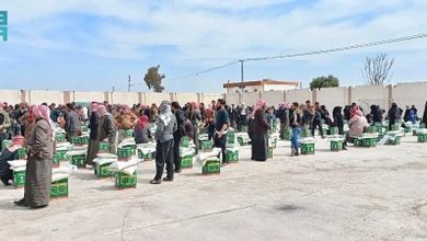 صورة “إغاثي الملك سلمان” يوزّع 2000 سلة غذائية وحقيبة صحية في مدينة رأس العين السورية