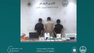 صورة القبض على 3 مقيمين لنشرهم إعلانات حملات حج وهمية