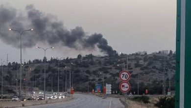 صورة إصابة عدة إسرائيليين بعد هرولتهم للاختباء إثر إطلاق الصاروخ من اليمن