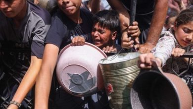 صورة الإعلامي الحكومي بغزة: “إسرائيل” تمارس التضليل للتنصل من تجويع الفلسطينيين