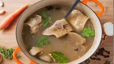 صورة الرغوة أو الريم على شوربة اللحوم.. هل هي علامة فسادها؟