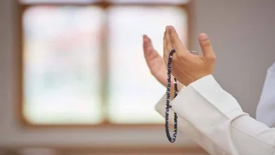 صورة ما حكم رفع اليدين بالدعاء أثناء خطبة الجمعة؟.. الإفتاء توضح