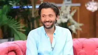 صورة كريم محمود عبدالعزيز يروج لمسلسله الجديد “مملكة الحرير” وشقيقه يعلق