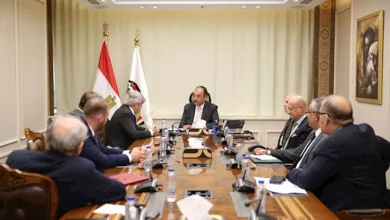 صورة وزير قطاع الأعمال يبحث تطورات مشروع حامض النيتريك