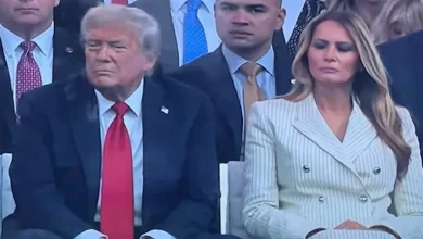 صورة “نامت على نفسها”.. موقف محرج لميلانيا أثناء عرض عيد ميلاد ترامب
