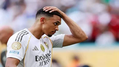 صورة شبح ليفربول يطارد أرنولد في مدرجات كأس العالم