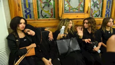 صورة هنا الزاهد وزينة وتامر حسني ..النجوم في عزاء والدة سارة وفيق