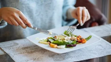 صورة تظهر خلال تناول الطعام.. 3 علامات تكشف أن سكرك في خطر