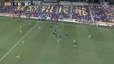صورة 10 صور ترصد أزمة توقف مباراة أوكلاند سيتي بوكا جونيورز في كأس العالم