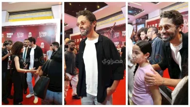 صورة بحضور شقيقه.. كريم محمود عبدالعزيز يحتفل بمسلسله “مملكة الحرير” في عرض