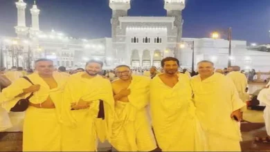 صورة صورة جديدة لـ أحمد السقا وعمرو سعد وحمادة هلال بملابس الإحرام