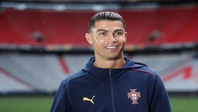 صورة بكى متأثرا.. موقف إنساني من رونالدو تجاه طباخ النصر