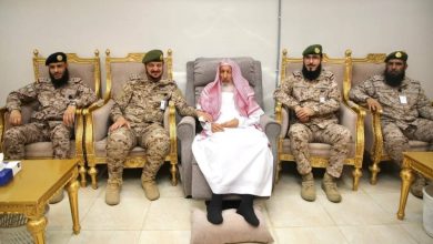 صورة مفتي عام المملكة يستقبل عدداً من المهنئين بعيد الأضحى  أخبار السعودية