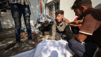 صورة "إسرائيل" تواصل إعدام المجوعين قرب نقاط التوزيع والمقاومة تتصدى للهجوم البري في خان يونس