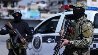 صورة مقتل 8 مدنيين بينهم نساء من الطائفة “العلوية” بإطلاق نار مباشر عليهم من عناصر أمن على أحد الحواجز وسط سوريا