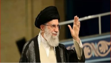 صورة خامنئ يتوعد إسرائيل بـ«تداعيات قاسية».. والجيش الإيراني: تل أبيب ستدفع ثمنا باهظا
