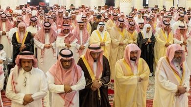 صورة نائب أمير الرياض يؤدي صلاة الميت على عبدالله القحطاني