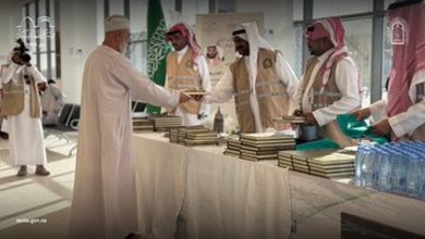 صورة «الشؤون الإسلامية بتبوك توزع هدية خادم الحرمين الشريفين على الحجاج المغادرين عبر منفذ حالة عمار