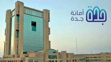 صورة إغلاق عدة محال تجارية مخالفة في مركز الكورنيش بجدة