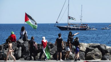 صورة تحالف أسطول الحرية يقول إن جنودا إسرائيليين صعدوا إلى السفينة مادلين وأن الاتصال انقطع بها