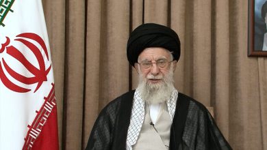 صورة خامنئي يوجه رسالة تهديد للأمريكيين