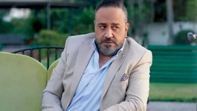 صورة خالد سرحان ينشر صورة مع عمرو دياب في الساحل الشمالي ويعلق “هو أصغر مني