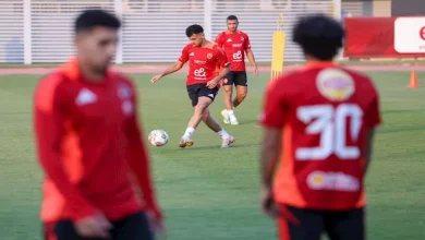 صورة لاعب الأهلي يوقع على عقود انتقاله إلى المصري البورسعيدي