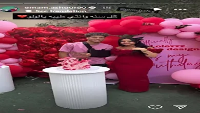 صورة إمام عاشور وزوجته في المصيف