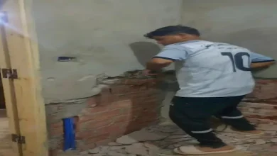 صورة تعب وقهر.. لاعب بلقاس بين العمل في الهدم والتكسير وكرة القدم