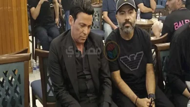 صورة الحزن يسيطر على سعد الصغير في عزاء المطرب الشعبي الراحل محمد عواد