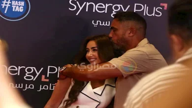 صورة بالصور- أمير كرارة يقبل رأس هنا الزاهد في العرض الخاص لفيلم “الشاطر”