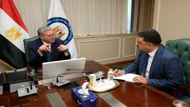 صورة وزير البترول يناقش مع رئيس هيئة الثروة المعدنية المتطلبات المستقبلية ل