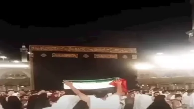 صورة فيديو متداول لمعتمر مصري يهتف لغزة أمام الكعبة حاملاً علم فلسطين