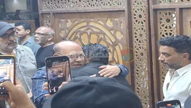صورة رامي إمام وصلاح عبدالله.. نجوم الفن يواسون خالد جلال في وفاة شقيقه