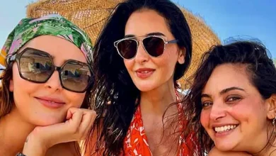 صورة بإطلالة جريئة.. عائشة بن أحمد تستمتع بإجازة الصيف مع صديقاتها (صور)