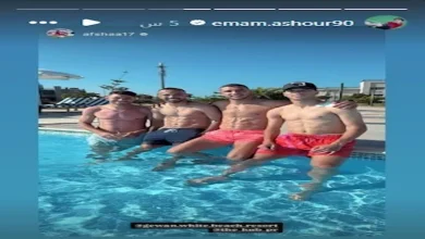 صورة “مع لاعب العين”.. 3 صور لنجوم الأهلي في المصيف