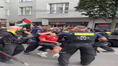 صورة “بقميص الأهلي”.. الشرطة الألمانية تلقي القبض على المتظاهرين في برلين (