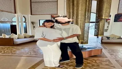 صورة زوجة النني الثانية توجه إليه رسالة رومانسية في أحد المطاعم
