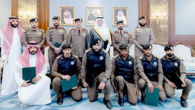 صورة محافظ الأحساء يكرّم عدداً من منسوبي شرطة المحافظة  أخبار السعودية