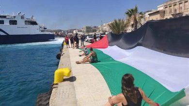 صورة مؤيدون لفلسطين يطردون اليهود في اليونان