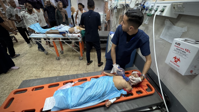صورة 5 شهداء بينهم سيدة في قصف الاحتلال محطة تحلية المياه بحي الرمال بمدينة غزة