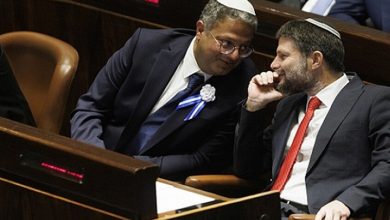 صورة مستوطنون يقاطعون كلمة سموتريتش ويطالبون بإقالته