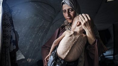 صورة تفطر القلوب غزة.. أطفال لا يستطيعون البكاء من شدة الجوع ويموتون بين يدي ذويهم وعالم يراقب بفزع وجزع