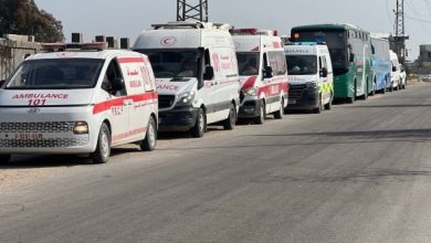 صورة الهلال الأحمر: مغادرة 48 مريضًا ومصابًا إلى الأردن لتلقي العلاج